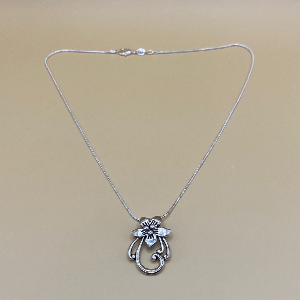Elegant 925 Silver Floral Pendant Necklace
